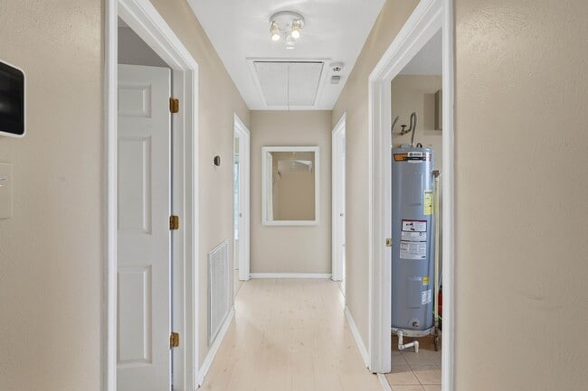 Building Photo - 360 S Lakeside Dr