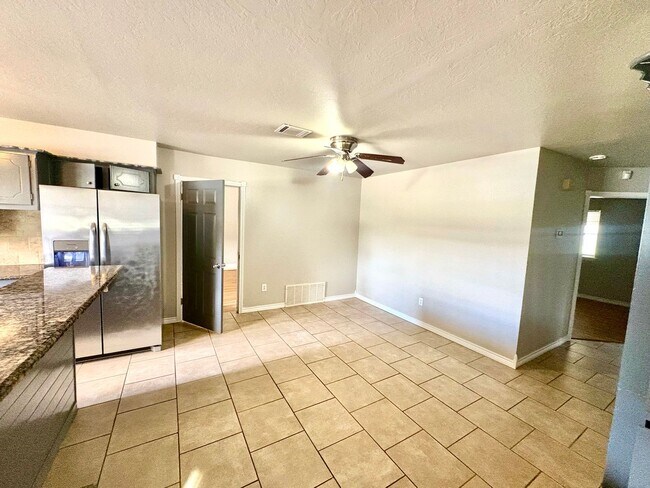 Building Photo - Spacious 4 Bedroom, 2 Bathroom Home with L...