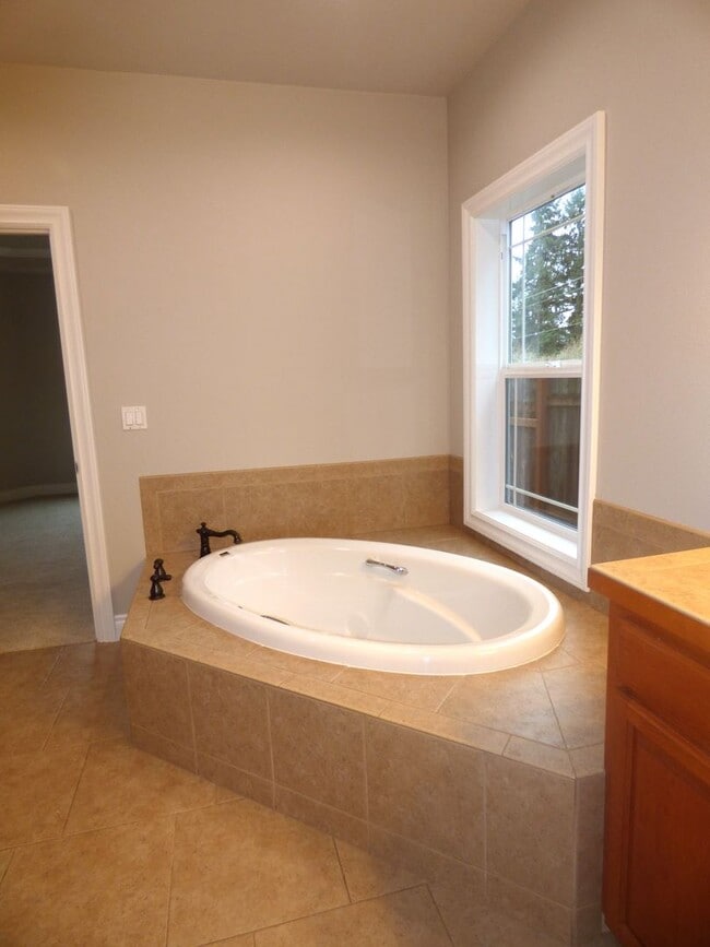 Building Photo - 5 Bedroom Home in South Salem! Near I-5