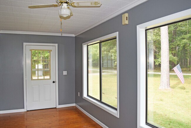 Building Photo - Great home in quiet setting