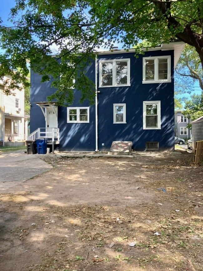 Building Photo - College Rental