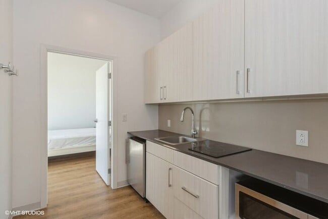 Building Photo - $1,350 | 1 Bedroom, 1 Bathroom Furnished A...