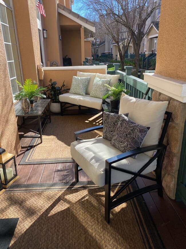 Building Photo - Danville, Shadowhawk 3 Bed, 2.5 Ba., Corner Townhouse, Close to great schools, 2 year lease