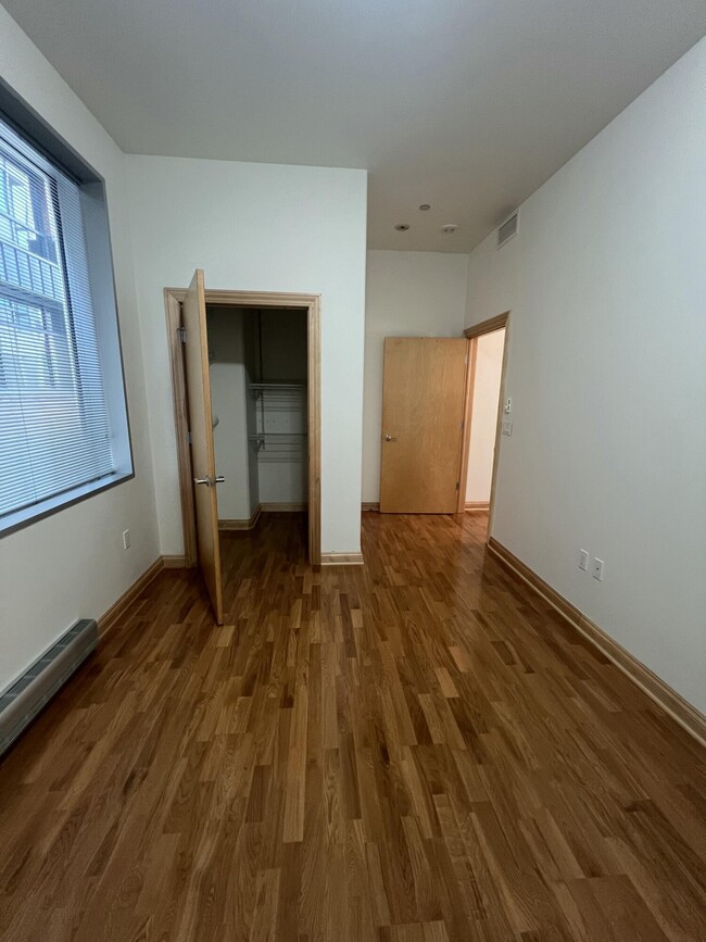 Building Photo - 545 E Wells St