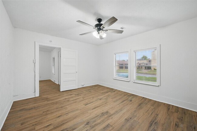 Building Photo - 908 E Houston St