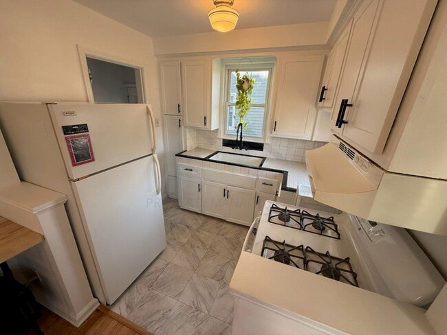 Building Photo - 774 Gardendale St