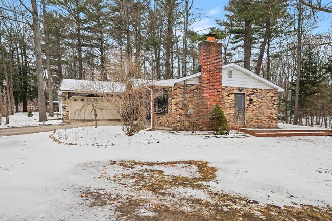 Building Photo - Beautifully Updated 4-bedroom, 2-bathroom Rental Property- $2100/Month