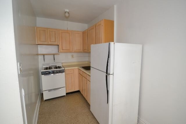 Building Photo - 533 W Roscoe St