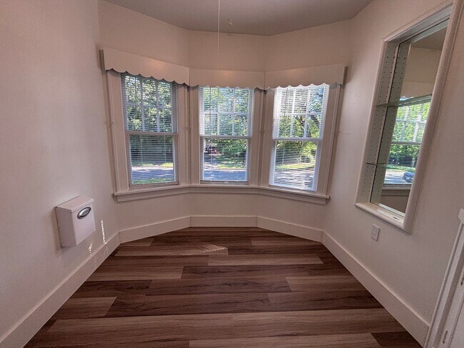 Building Photo - Newly updated 4 bedroom house in Laurelhurst neighborhood!