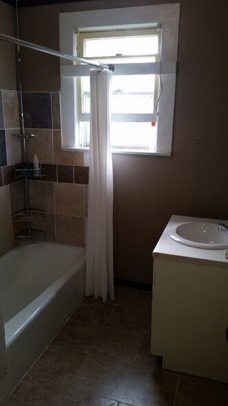 Building Photo - 701 runnion ave