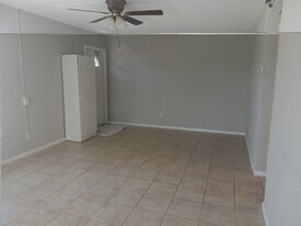 Building Photo - 11 Hamlin Ct