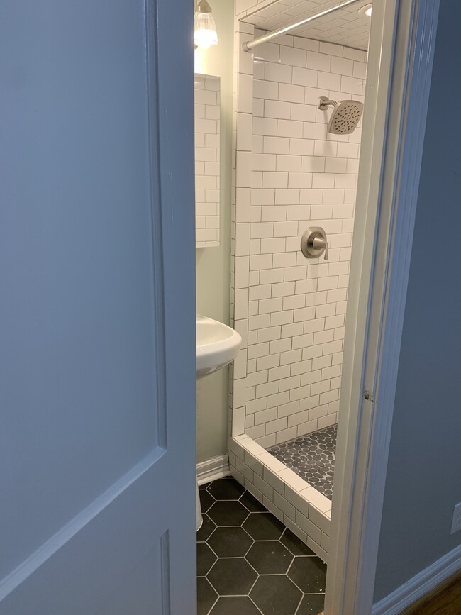 Private bath in middle room - 2303 Goldsmith St