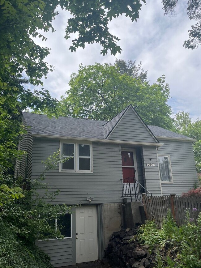 Building Photo - 1005 NE D St