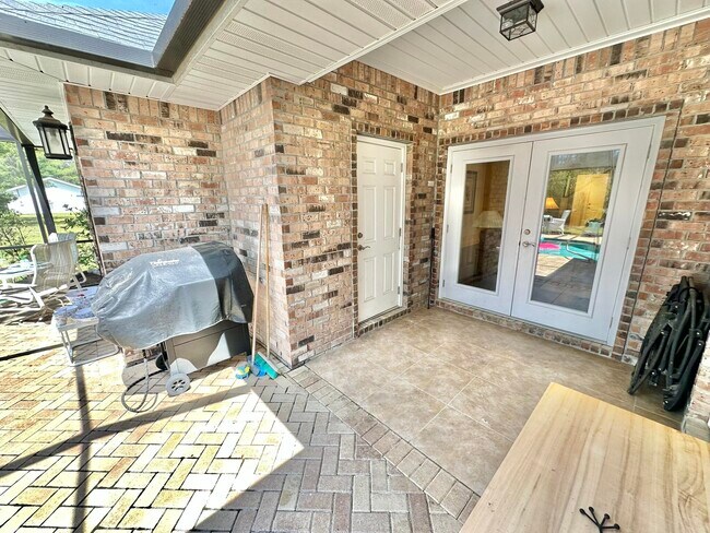 Building Photo - 206 E Pinehurst Dr
