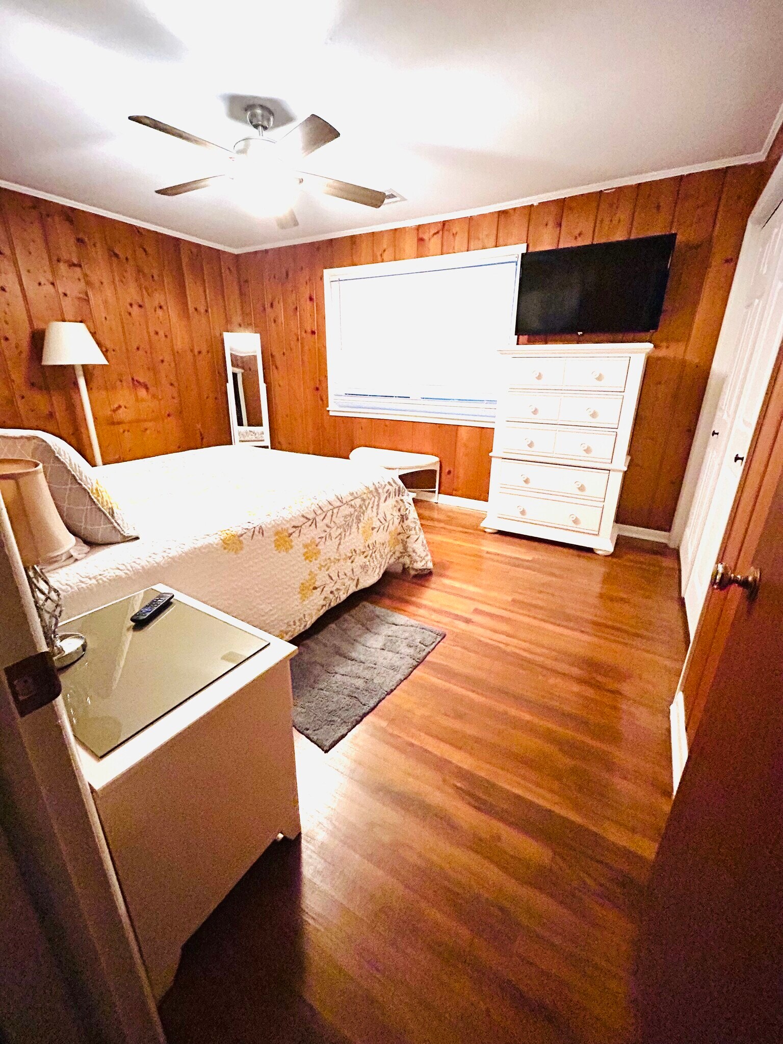 Master Bedroom Queen Bed - 2511 Mashburn Rd