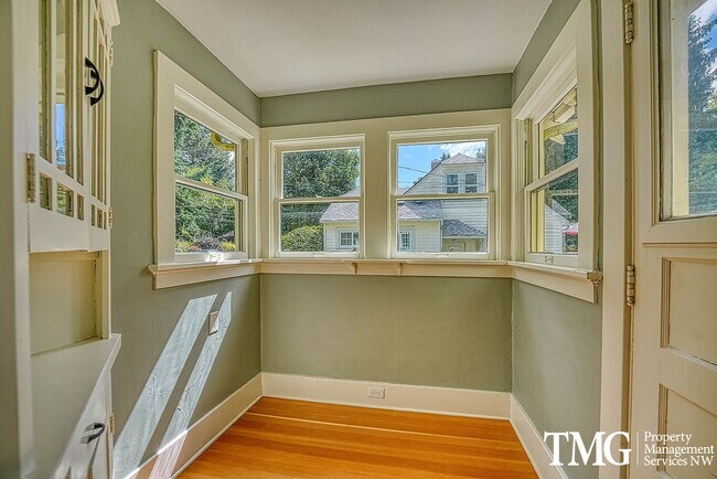 Building Photo - 3 BD SW Portland Home Near Multnomah Village