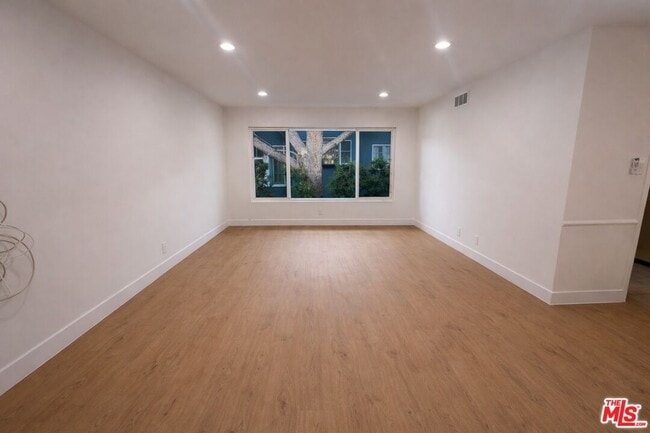 Building Photo - 447 S Palm Dr