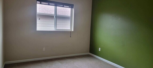 Building Photo - 4 bedroom with one large bonus room