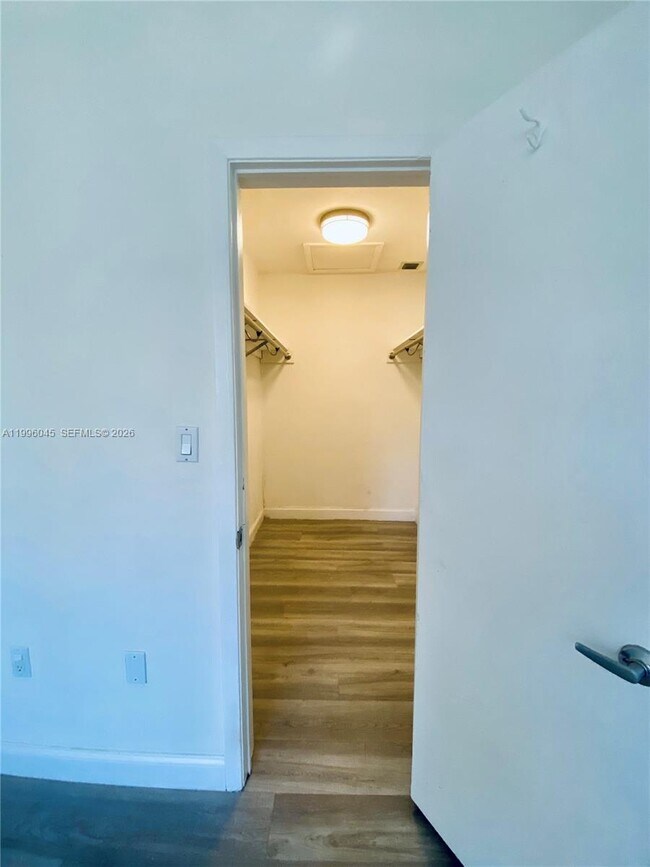 Building Photo - 1101 Bay Dr