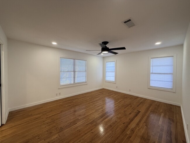 Building Photo - 914 Belmeade Dr