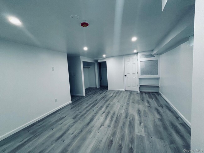 Building Photo - 14 Chamberlain Ave