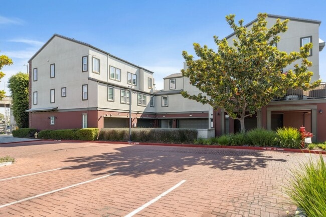 Building Photo - Modern Townhouse