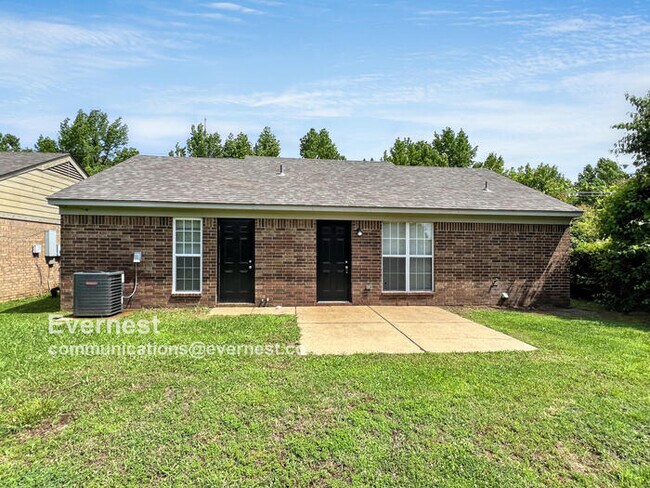 Building Photo - Charming 3-Bedroom Home with Comfortable L...