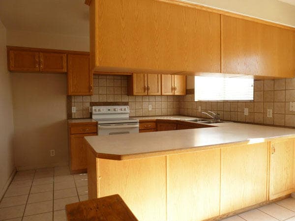 Building Photo - 4 bedroom home  - Dog Friendly!