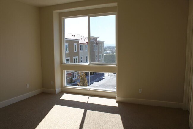 Building Photo - Luxury Town Home Available