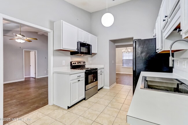 Building Photo - 10460 Roxbury Ln