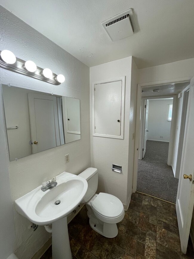 Building Photo - Prime Location! 2-Bed, 1-Bath Apartment with Lake Views and Near Downtown – Move-In Ready!