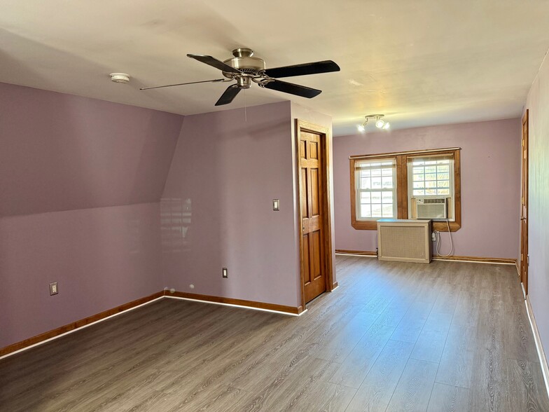 Building Photo - 216 Laurel Ave