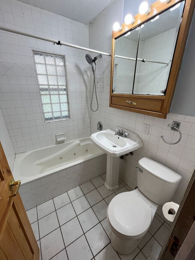 Building Photo - 3 Bedroom House with Large 2 Stall Garage ...