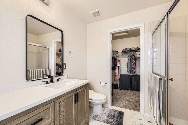 Building Photo - Beautiful 2 story 2,518 sq ft 4 bed 2.5 bath single family home