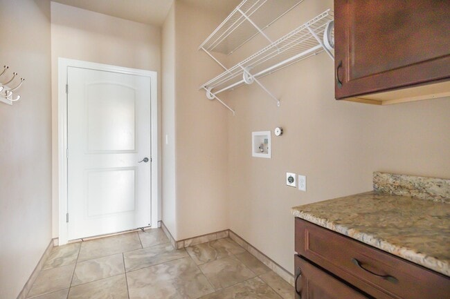 Building Photo - Modern 4 Bedroom 2 Bath Home!