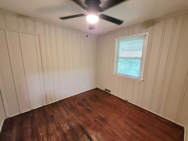 Building Photo - Charming 3 Bedroom Home Just Outside Uptown!