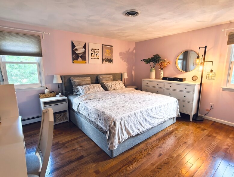 Master bedroom with full bath - 22 Howard Farm Rd
