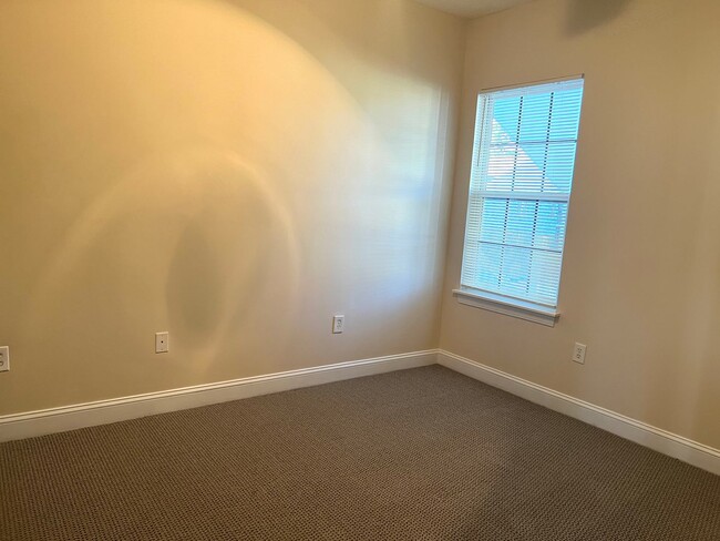 Building Photo - AVAILABLE SOON! 3 BED/2 BATH CONDO IN FOUNTAIN POINTE! FRESHLY PAINTED!