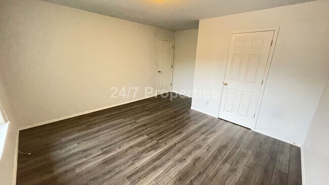 Building Photo - Inviting 3 BD | 2.5 BA Home w/ Massive Bac...