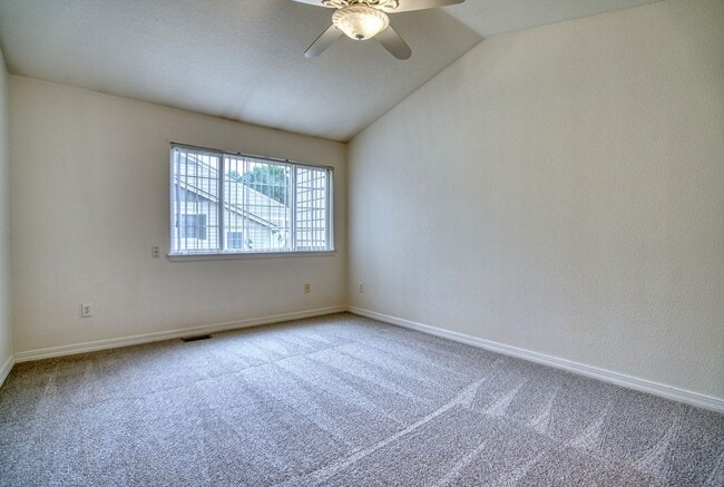 Building Photo - Beautiful Quail Crossing Townhome – Walk t...