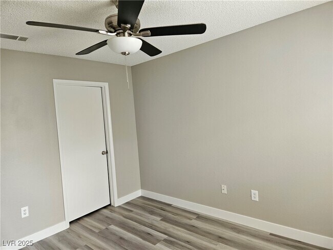 Building Photo - 7100 W Pirates Cove Rd