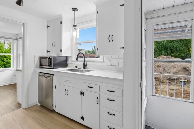 Building Photo - Updated 2BR Wedgwood Home w/ Utility Packa...