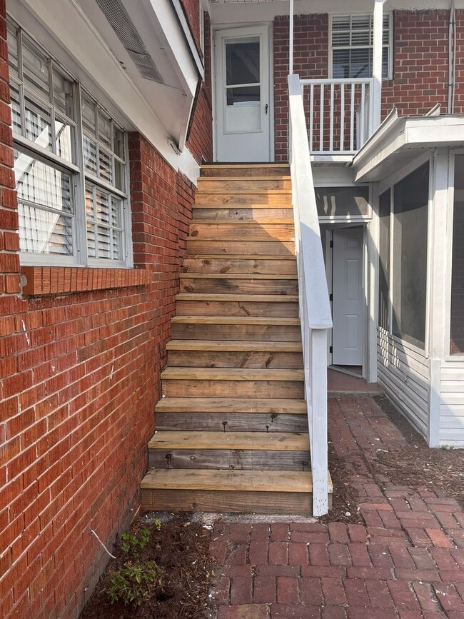 Building Photo - Two Bedroom One Bath Upstairs Apartment In Avondale