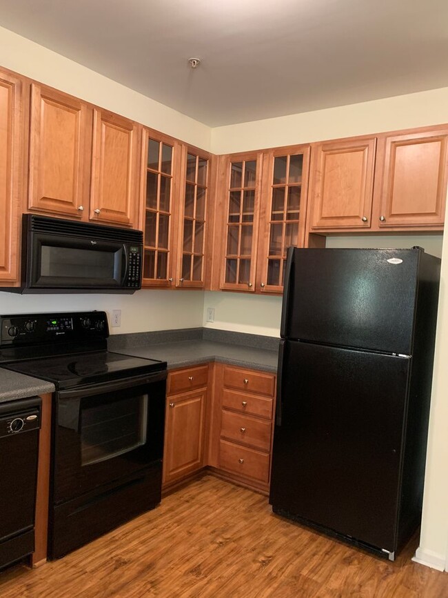 Building Photo - 2 Bedroom 2 Bath Condo on Botsford Court A...