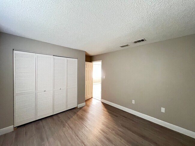 Building Photo - Beautifully Renovated 2 Bedroom, 1 Bathroom Home in Prime Ocala Location! Lawn Care Included!