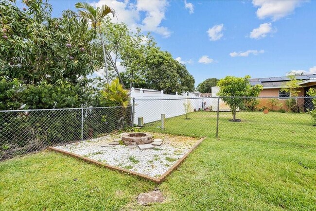 Building Photo - 6579 Country Way