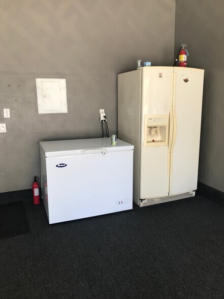 Garage: Refrigerator/Freezer - 2681 Pala Mesa Ct