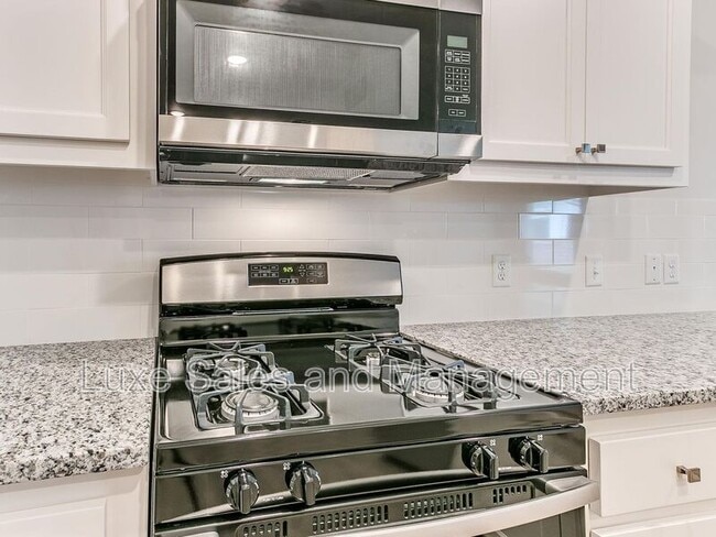 Building Photo - 3703 N Divis Ave