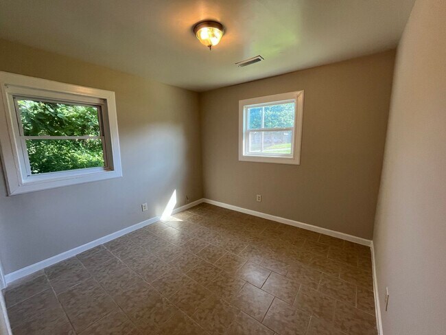 Building Photo - Three Bedroom Home Within Walking Distance to Alabama A&M