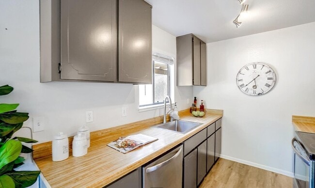 Building Photo - 5085 Valley Crest Dr